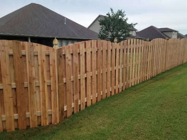 196 ft 6 ft Board-to-Board Arch Fence